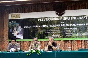 The Role of Production Forests in Emissions Reduction Discussion (Irsyal Yasman, Wandojo Siswanto, Ari Wibowo – left to right) (29/4). Photo: Januar Hakam