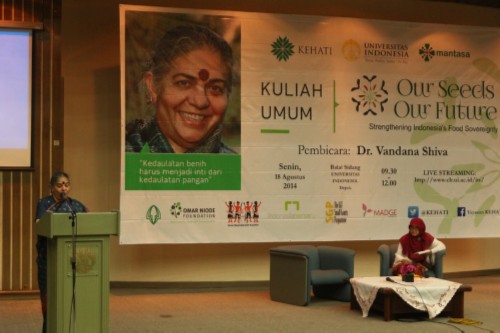 [Vandana Shiva saat memberikan materi pada acara Kuliah Umum di Kampus UI Depok. Foto: Januar Hakam]
