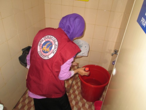 Jumantik (Juru Pemantau Jentik) memeriksa genangan air. Foto: Panmas Kota Depok