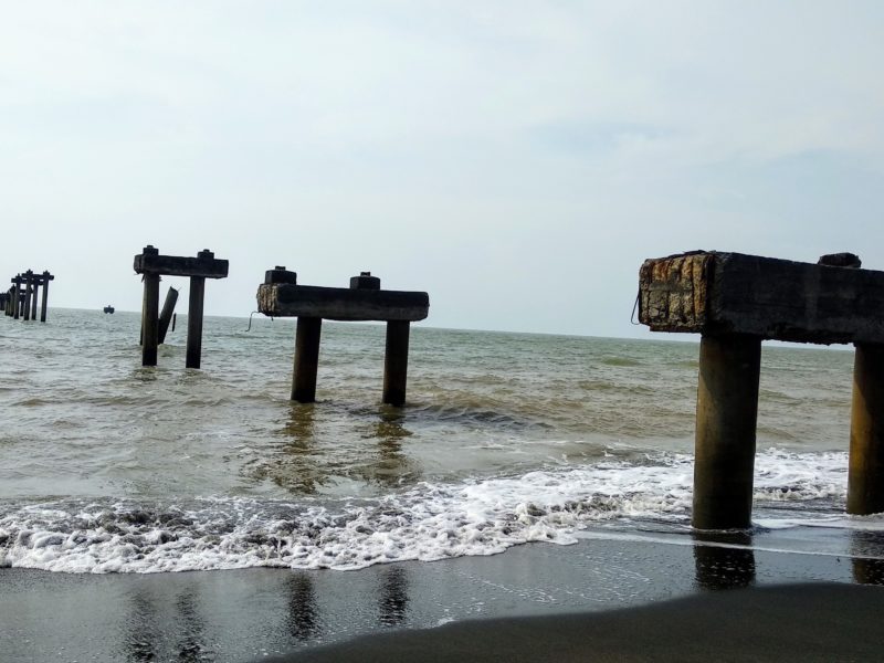 Tiang pancang bekas dermaga jety milik PT Pasir Rantai Mas (PRM) di Bumiharjo, Kecamatan Keling, Jepara, Jawa Tengah
