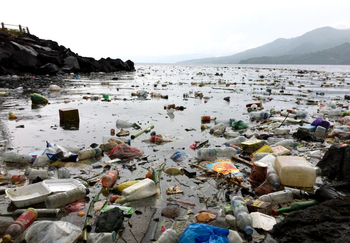 Sampah di perairan Toboko, Maluku Utara (7/5/2021)