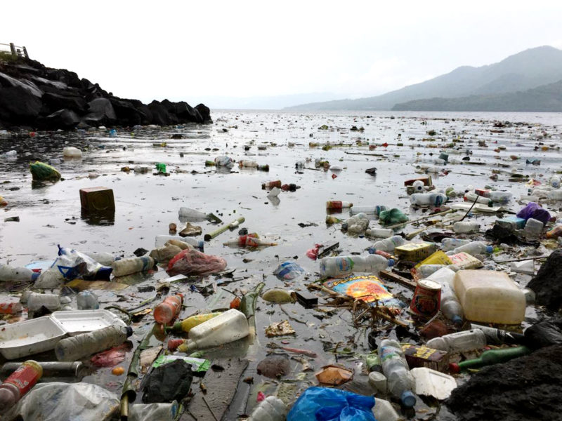 Sampah di perairan Toboko, Maluku Utara (7/5/2021)