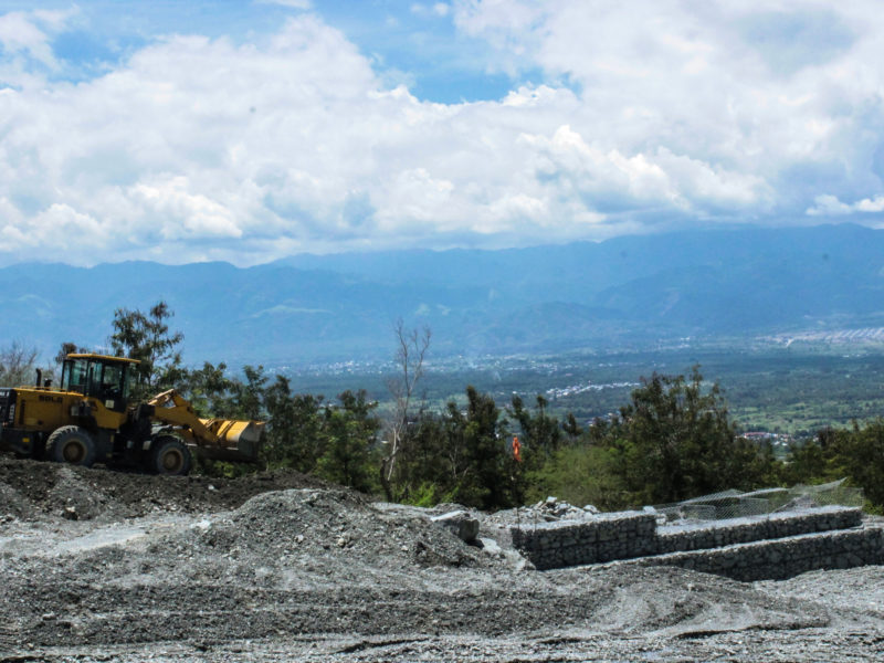Pekerja sedang membangun bronjong di pegunungan Desa Beka
