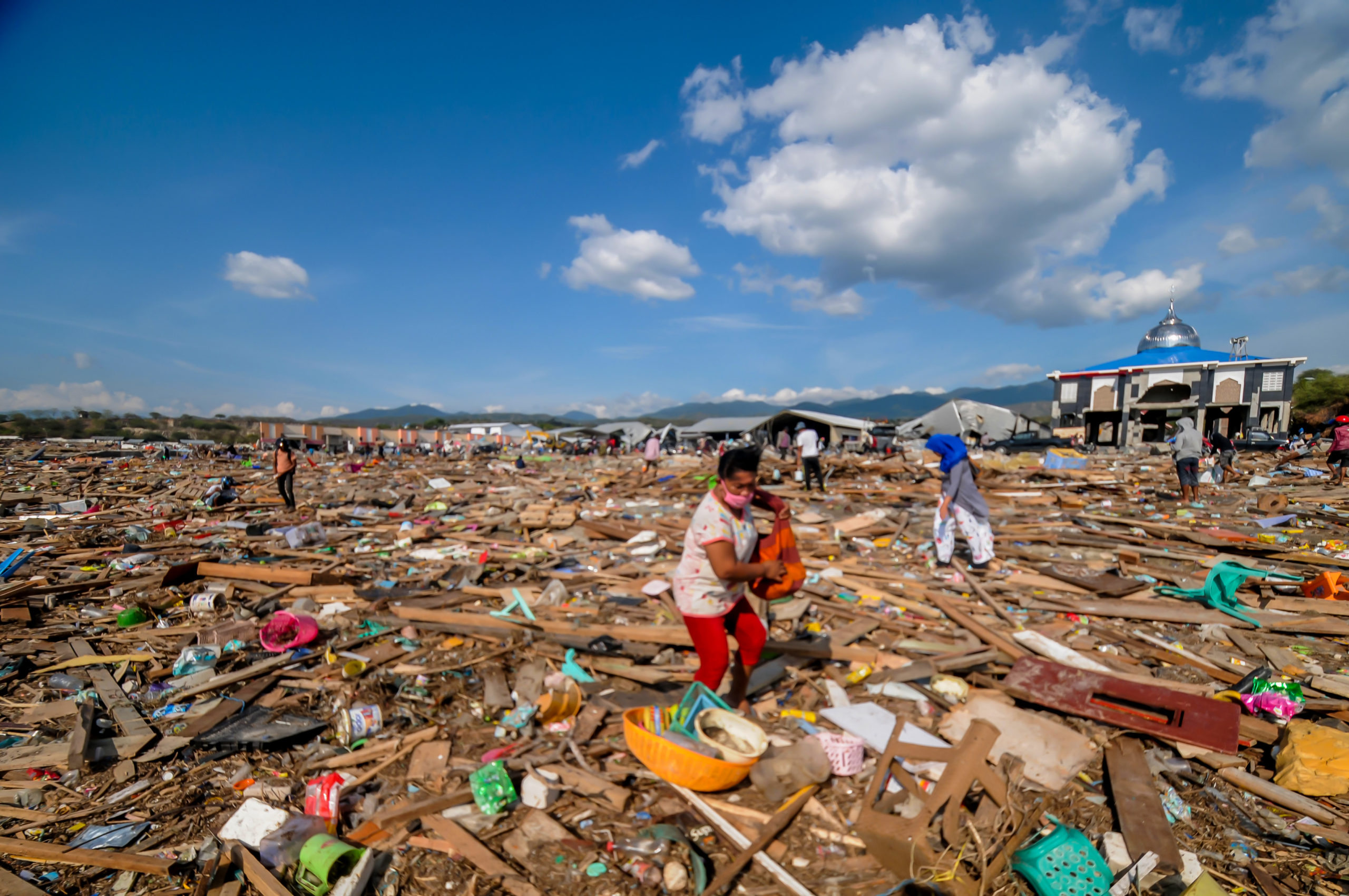 Sejumlah warga mencari barang-barang yang tersisa dari terjangan tsunami
