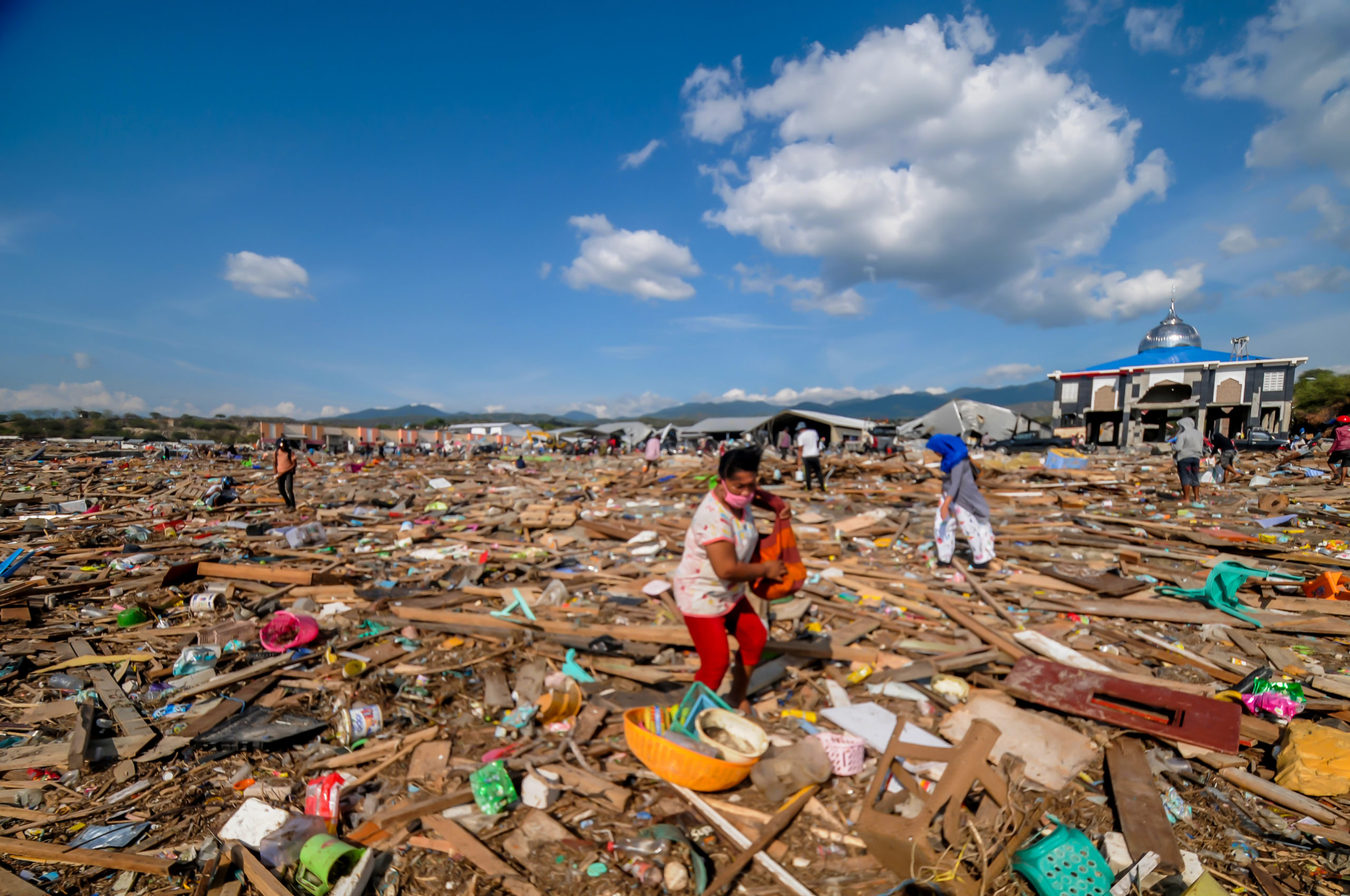Sejumlah warga mencari barang-barang yang tersisa dari terjangan tsunami