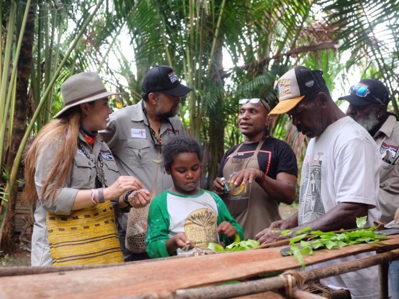 Charles Toto mengenalkan kuliner Papua kepada tim Alenia’s Journey Undercover Papua.