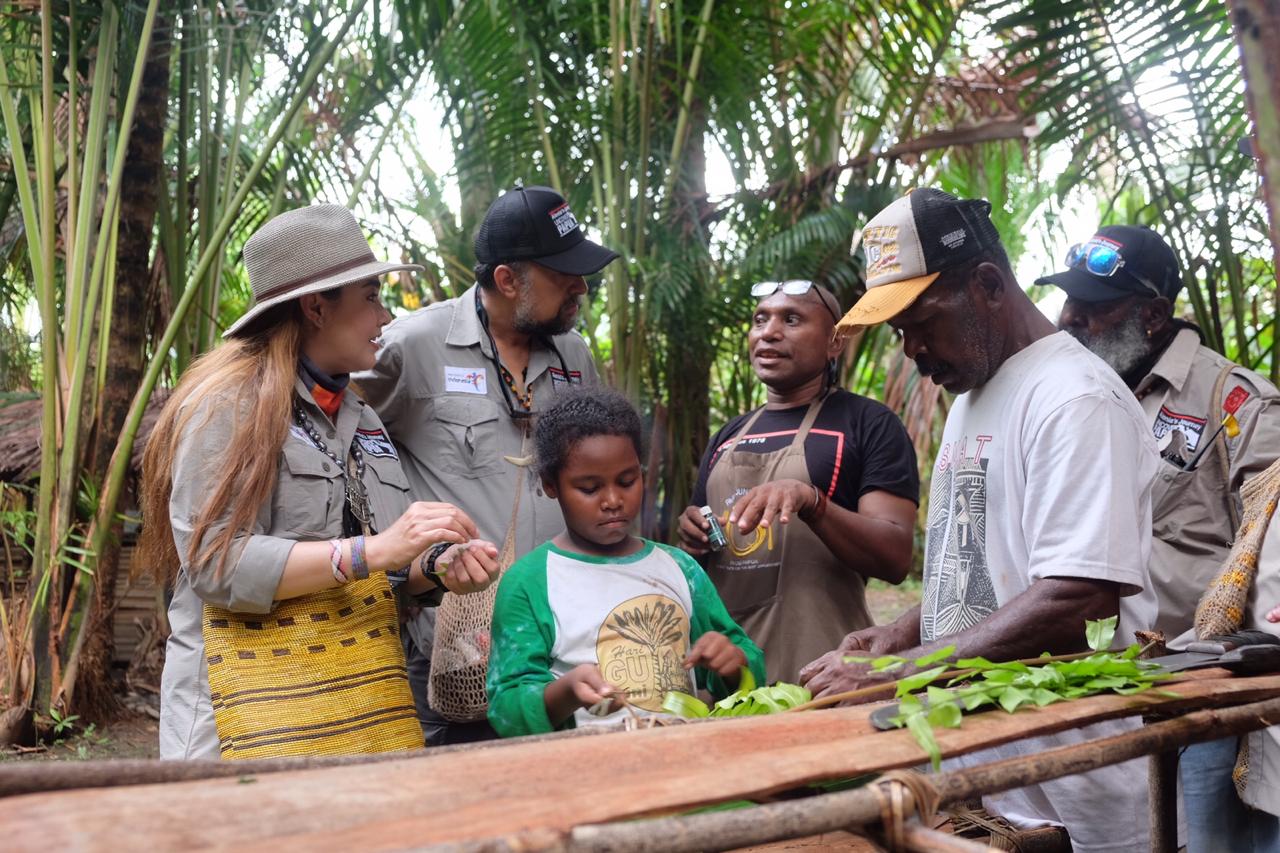 Charles Toto mengenalkan kuliner Papua kepada tim Alenia’s Journey Undercover Papua.