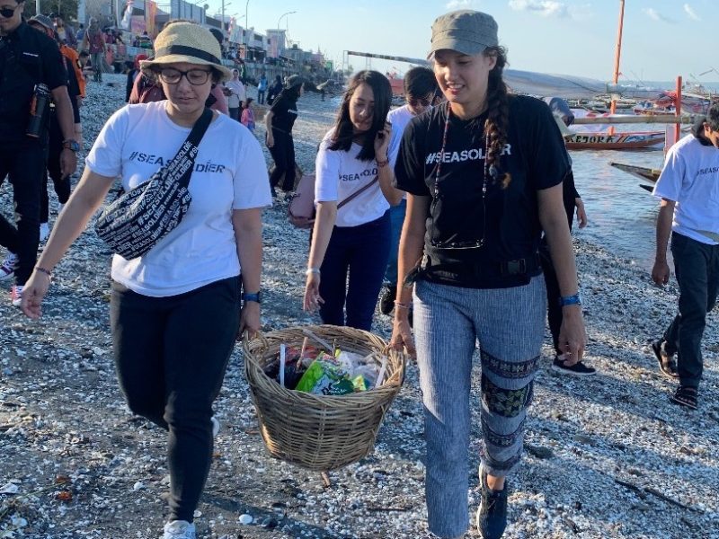 Nadine Chandrawinata lakukan aksi bersih pantai bersama Sea Soldier