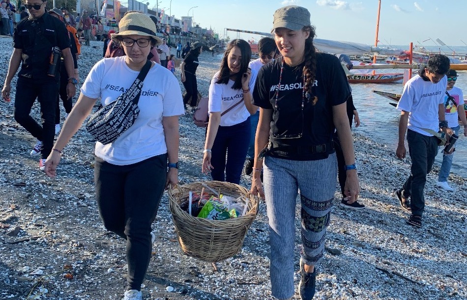 Nadine Chandrawinata lakukan aksi bersih pantai bersama Sea Soldier