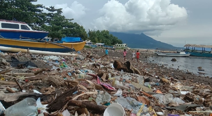 Sampah berhamburan di tepi pantai di Kelurahan Gambesi