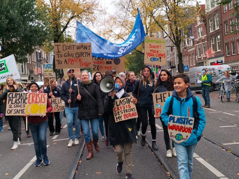 Aeshnina Azzahra (14), melakukan aksi bersama para aktivis muda saat perhelatan KTT COP26 UNFCCC di Glasgow.