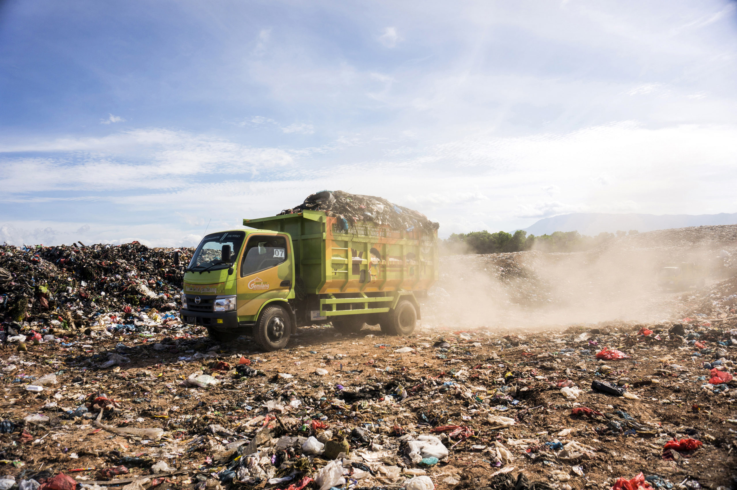 Truk besar yang mengangkut sampah dari TPA Kampung Jawa, Banda Aceh menuju TPA Blang Bintang di Aceh Besar, Senin (11/10/2021).