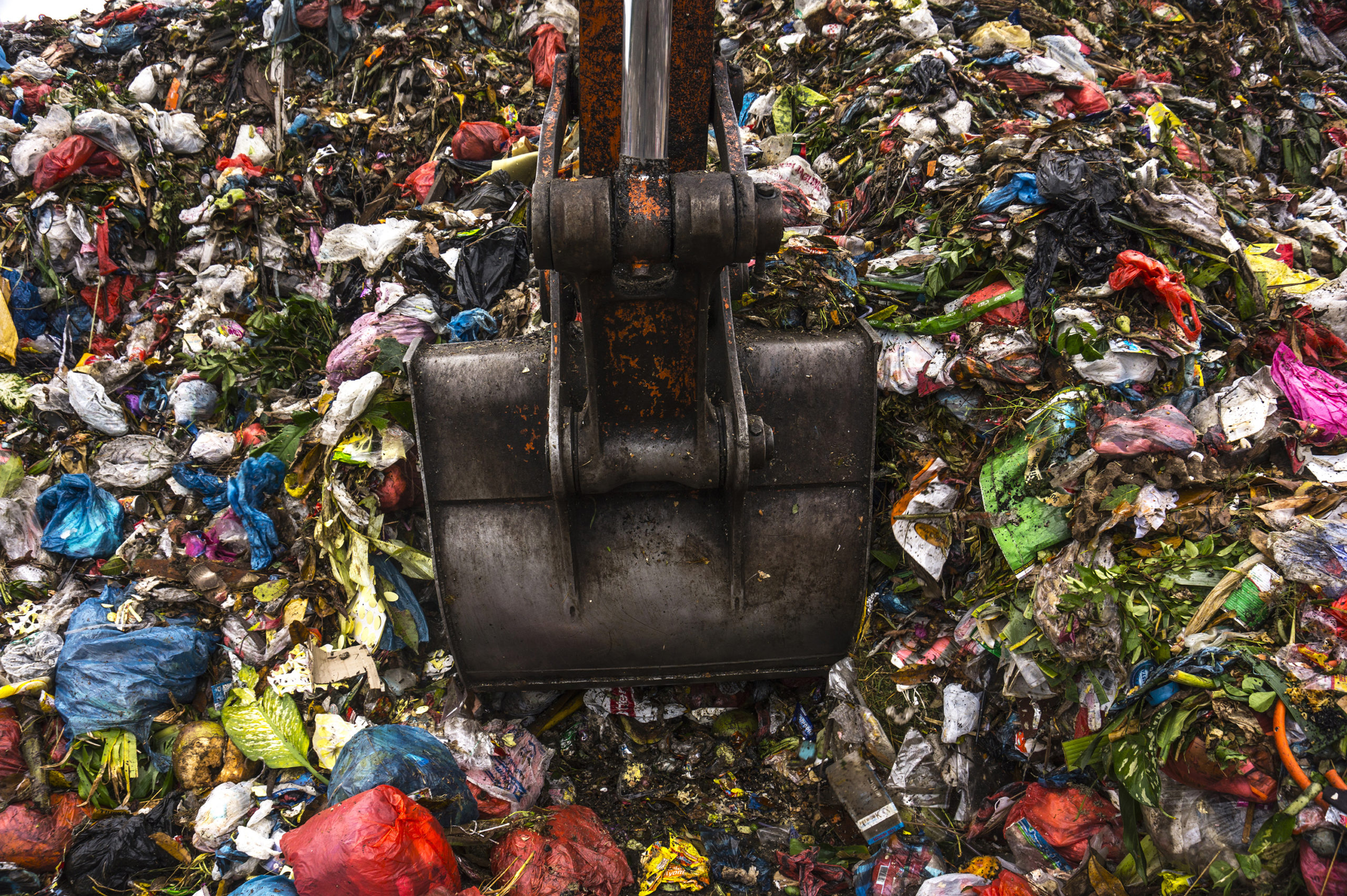 Alat berat mengaduk berbagai jenis sampah di TPA Kampung Jawa, Banda Aceh, Kamis (21/10/2021).