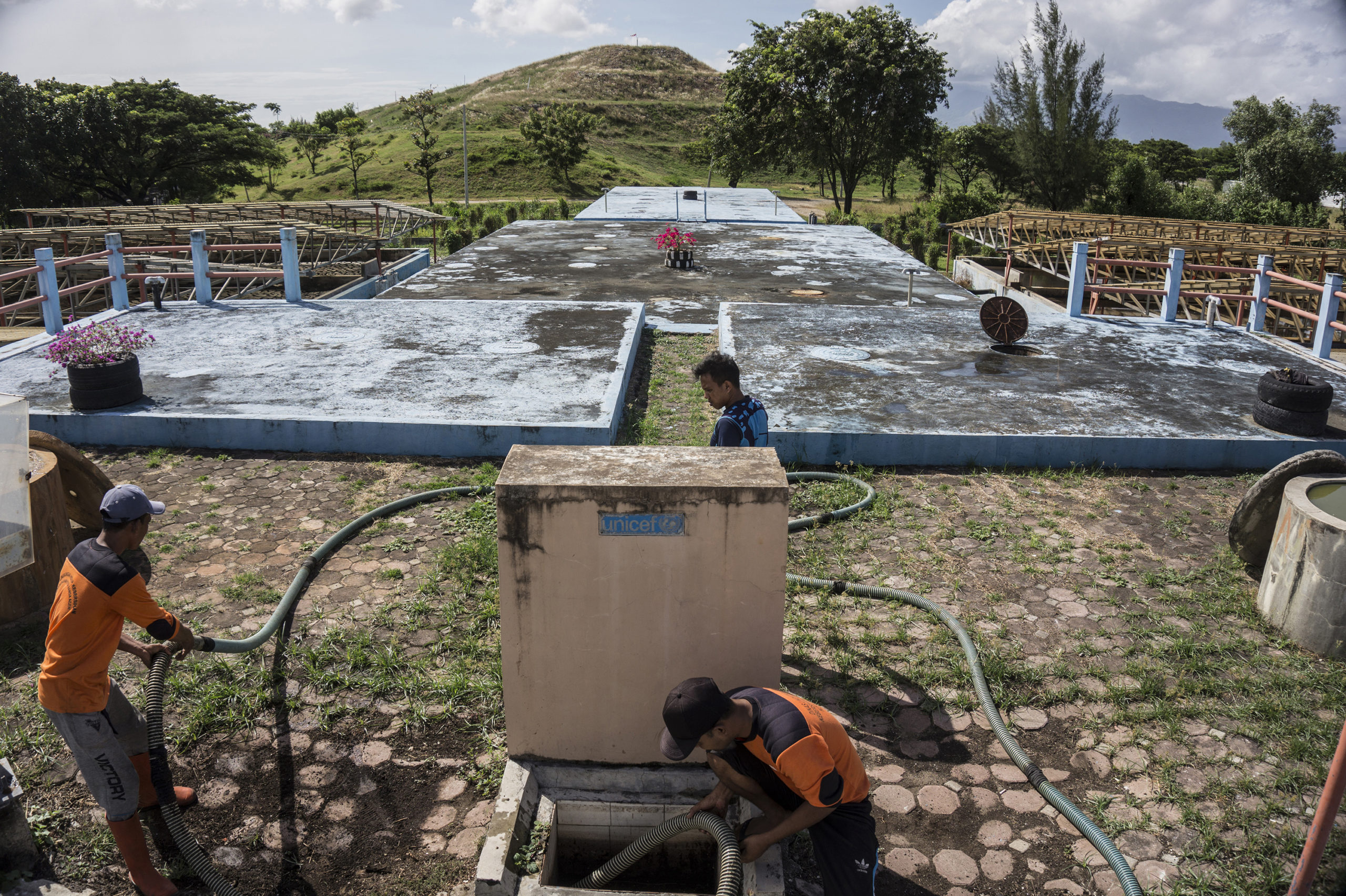 Petugas melakukan perawatan rutin instalasi jaringan biogas IPLT KAmpung Jawa, Banda Aceh, Selasa (19/10/2021).