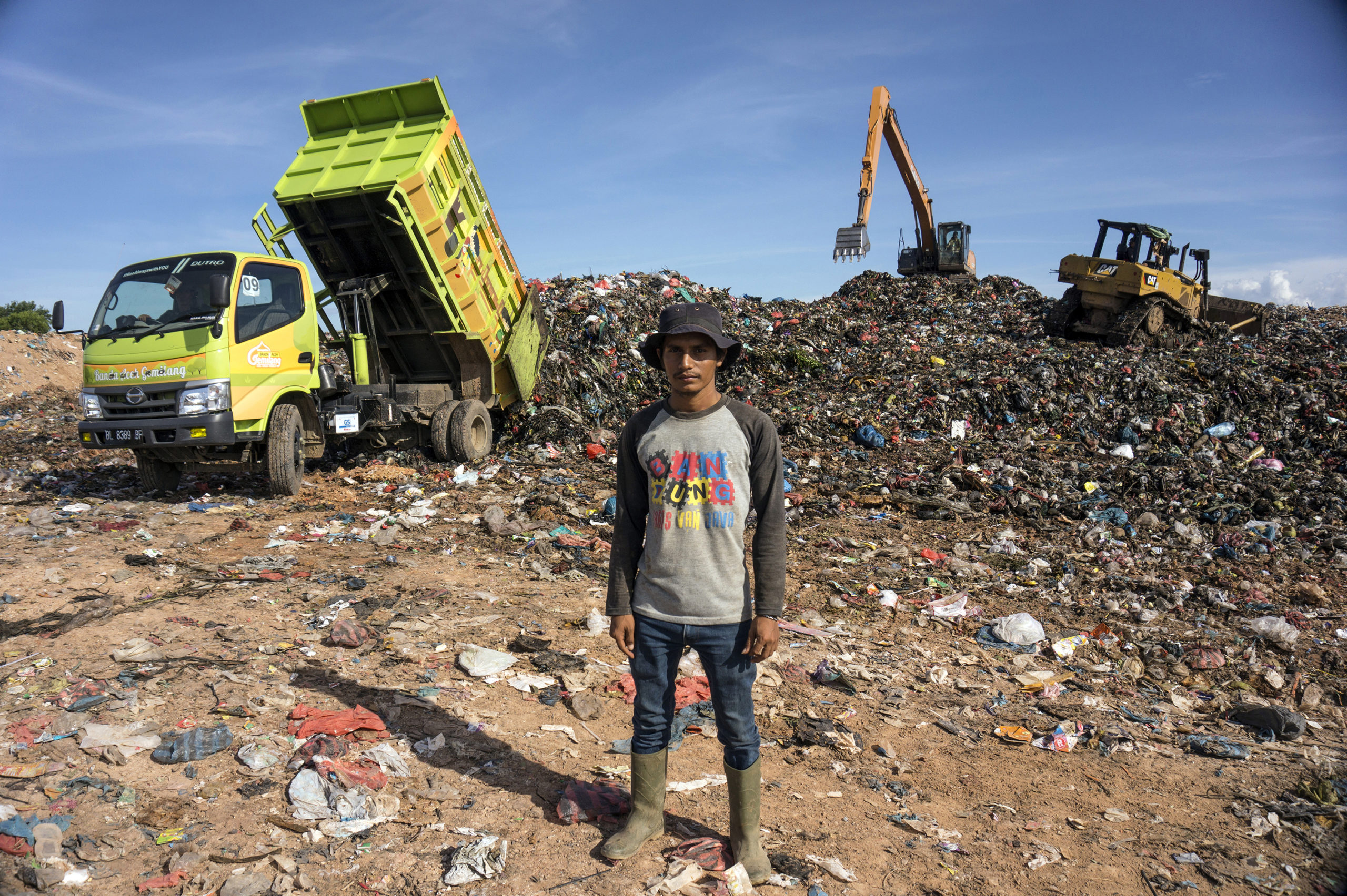 Muhammad Yasir, 23 tahun, adalah salah satu dari 4 operator alat berat di TPA Regional Blang Bintang, Aceh Besar, Senin (11/10/2021).