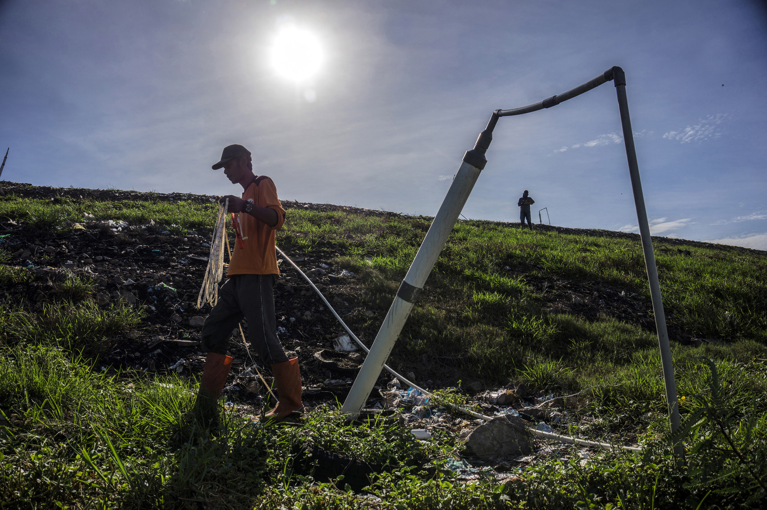 Petugas mengukur jarak antar pipa jaringan instalasi biogas di Tempat Pembuangan Akhir (TPA) Kampung Jawa, Banda Aceh, 5 September 2020.