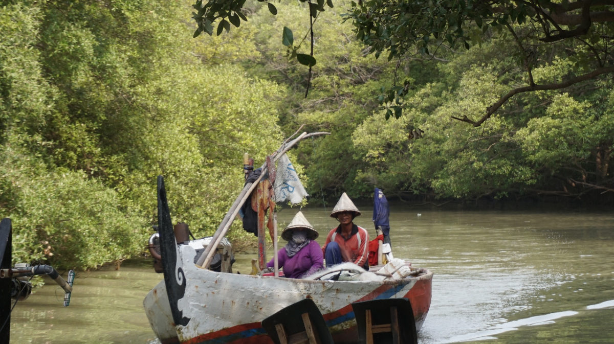 Kustiah dan suaminya, warga Dukuh Tambakpolo, Desa Purworejo, Kecamatan Bonang, Kabupaten Demak, Jawa Tengah, pulang melaut.