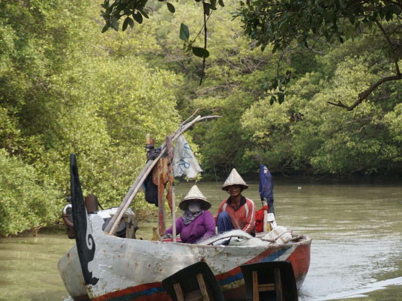 Kustiah dan suaminya, warga Dukuh Tambakpolo, Desa Purworejo, Kecamatan Bonang, Kabupaten Demak, Jawa Tengah, pulang melaut.