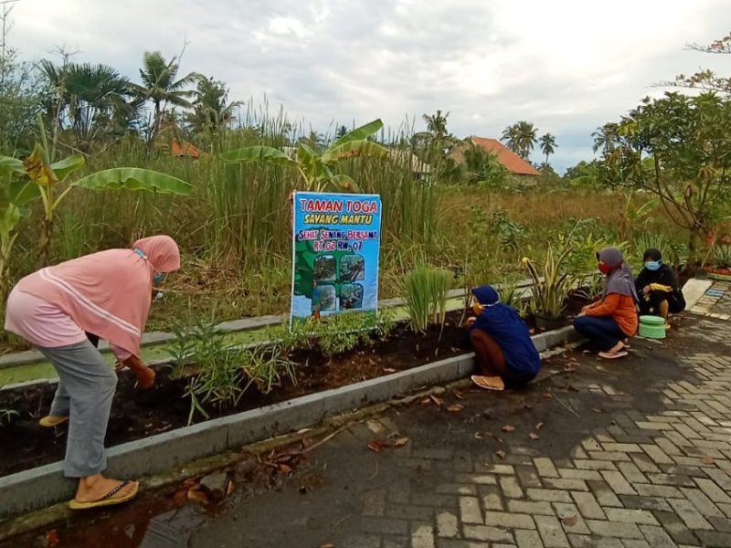 Warga RT 02 RW 07 Bangetayu Wetan bekerja bakti membuat taman.