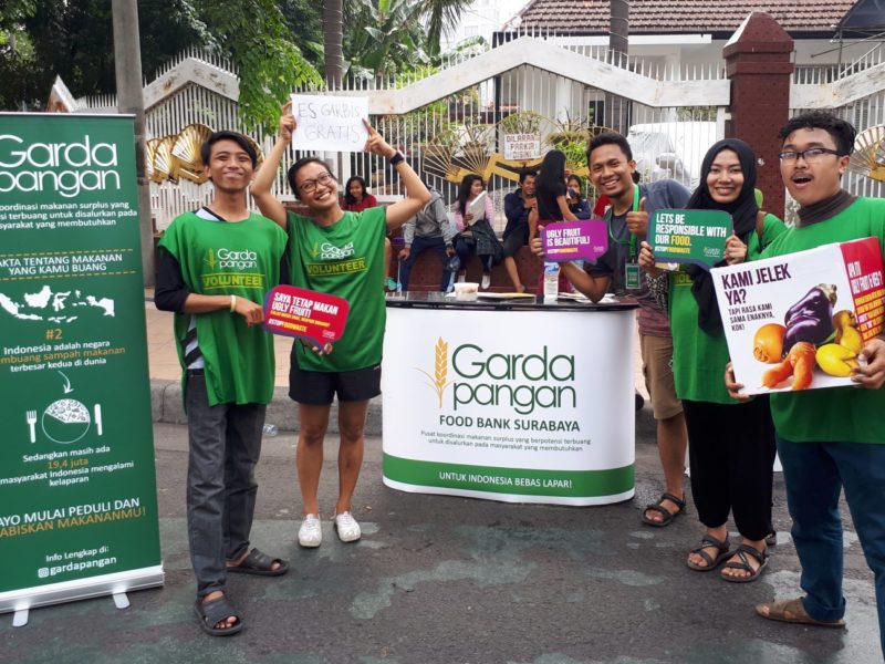 Dedhy Trunoyudho, CEO Garda Pangan bersama para volunter Garda Pangan.