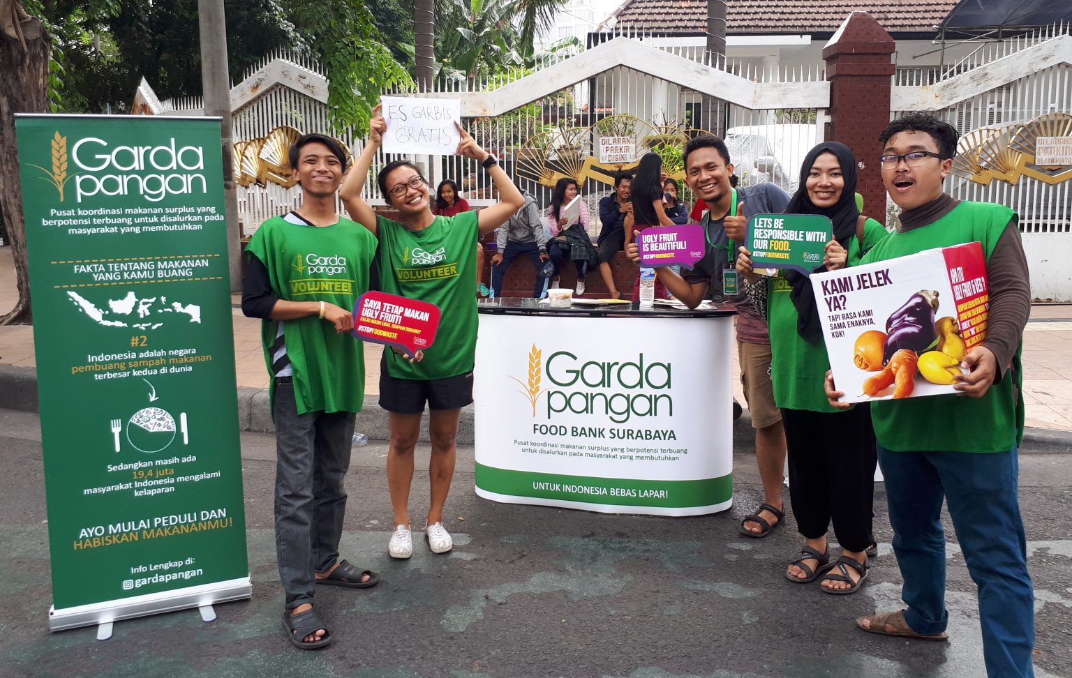 Dedhy Trunoyudho, CEO Garda Pangan bersama para volunter Garda Pangan.