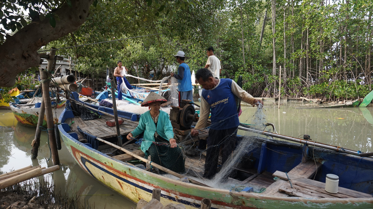 Siti Khotijah (66) dan suaminya, warga Tambakpolo, Desa Purworejo, Kecamatan Bonang, Kabupaten Demak, Jawa Tengah, memperbaiki jaring usai melaut.