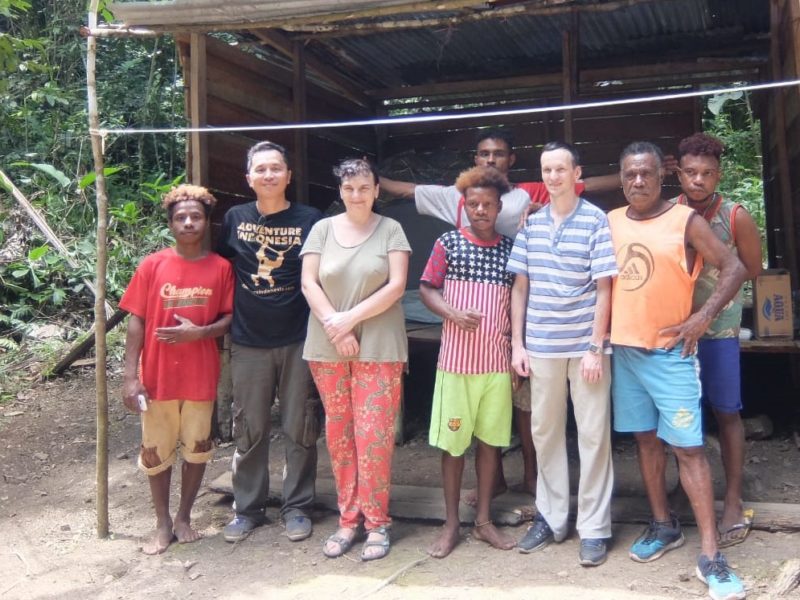 Charles Roring bersama-wisatawan dan warga lokal di Papua Barat.