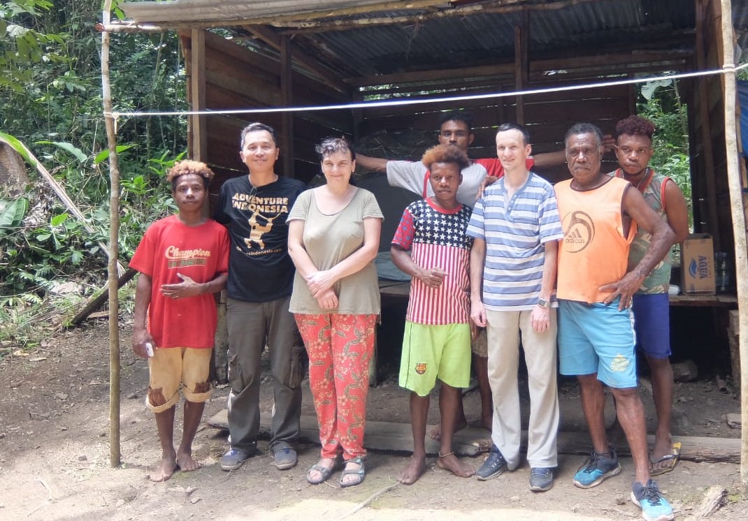 Charles Roring bersama-wisatawan dan warga lokal di Papua Barat.