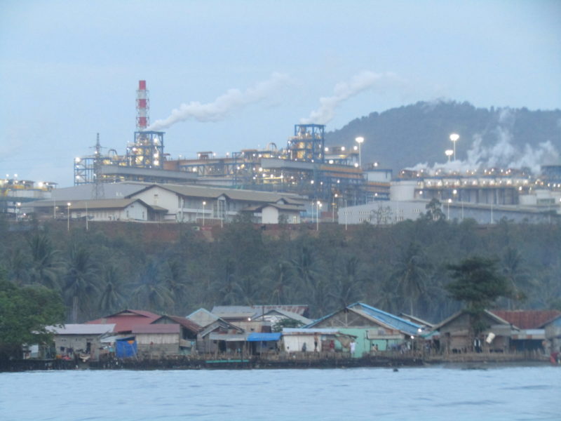 Tampak dari kejauhan pabrik pengolahan (smelter) nikel di Kawasan Industri Pulau Obi, Provinsi Maluku Utara.