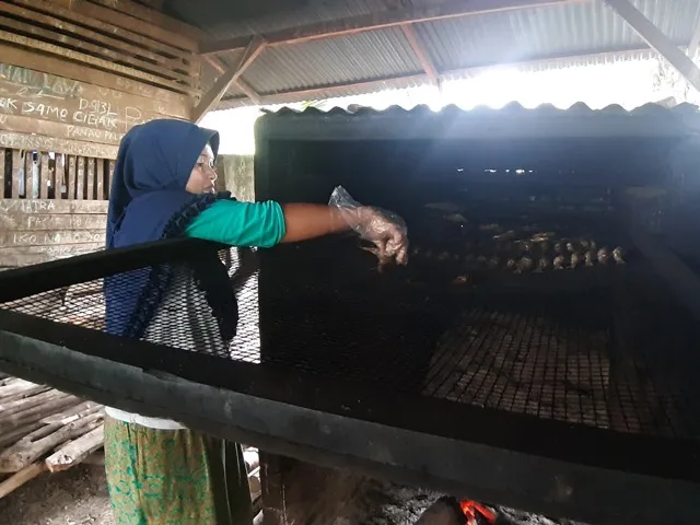 Proses pengasapan ikan salai dilakukan sederhana.