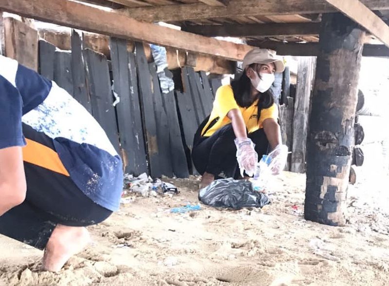 Membersihkan Pantai Oesapa