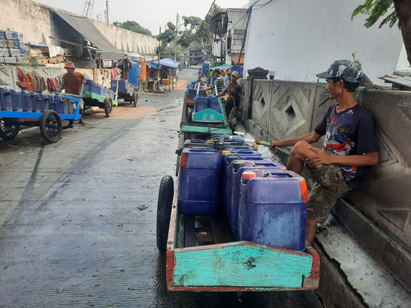 Water vendor in Muara Angke by A Muh Ibnu Aqil