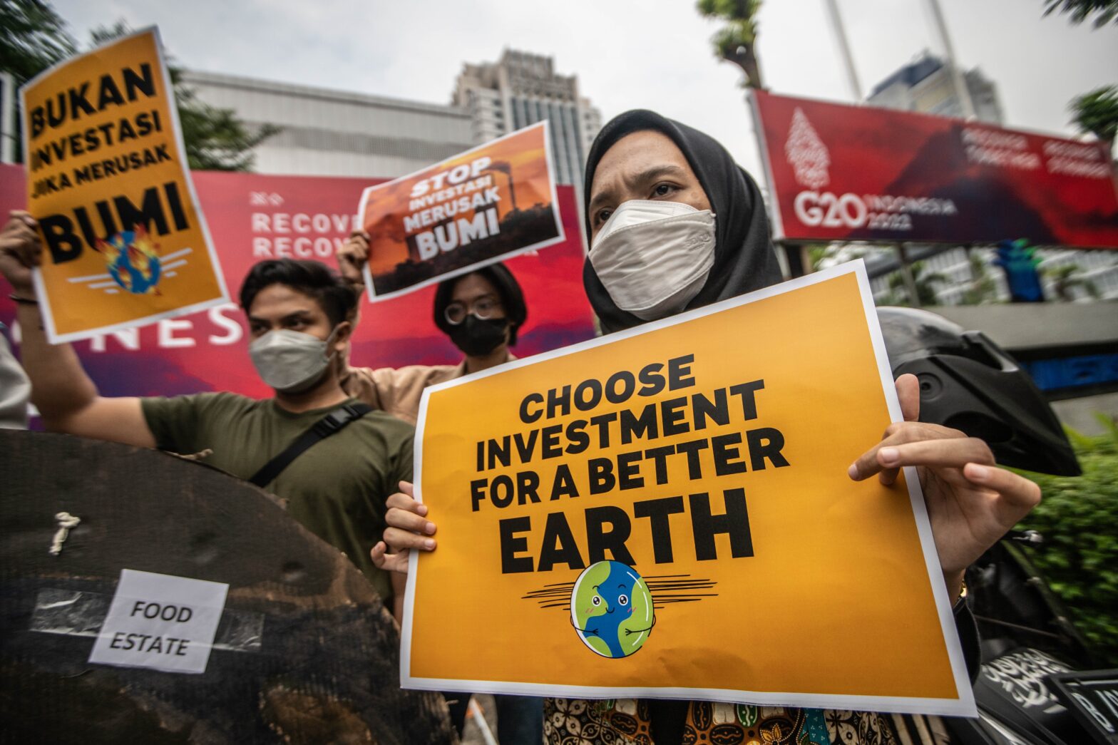 Young peiple held protest on Earth Day 2022