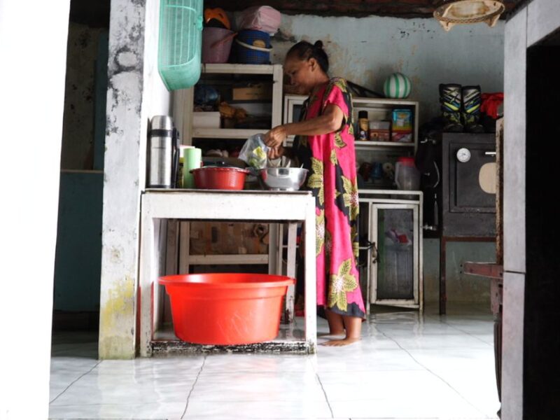 Warga semarang memasak dalam kondisi banjir