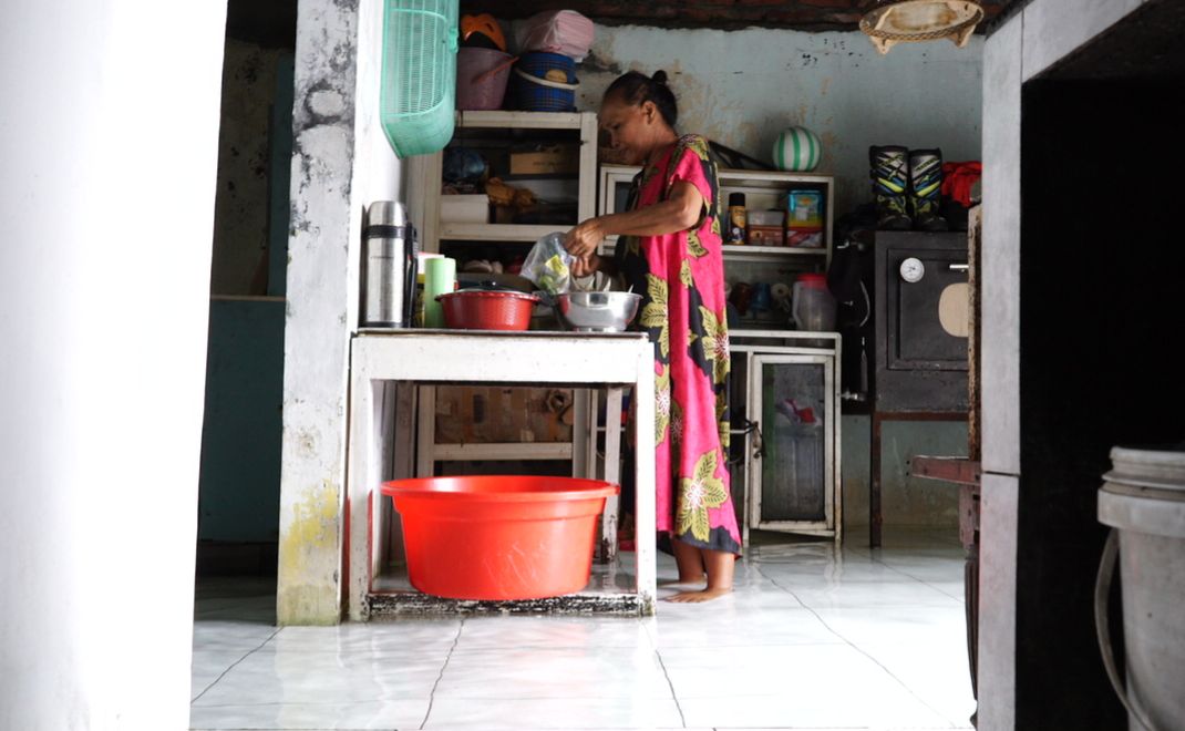 Warga semarang memasak dalam kondisi banjir