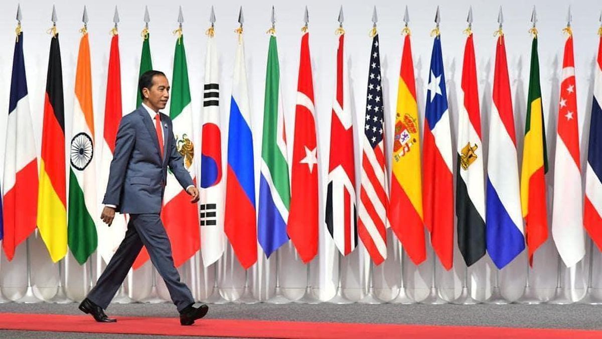 Jokowi melewato bendera negara-negara G20 di Jepang