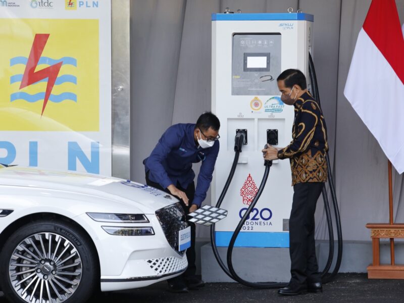 Jokowi resmikan SPKLU