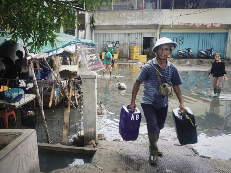 Penjual air pikulan di Muara Angke
