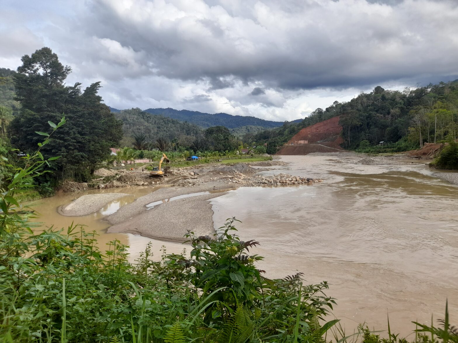 Alat berat para penambang emas ilegal sedang beroperasi di Sungai Batangasai