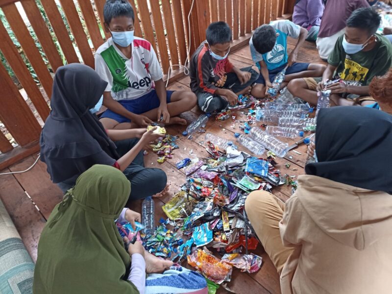 Children in Kulati Village Wakatobi learsn to make ecobrick