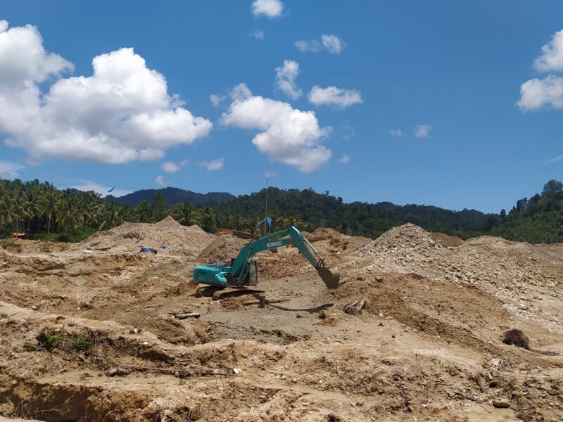 Alat berat di bantaran Sungai Batudulangaa