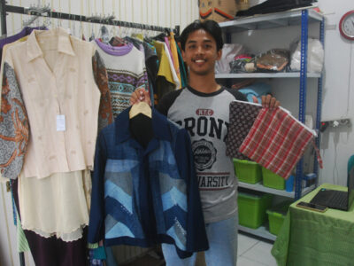 Juan Khaidir, Chief Operating Officer LamaLama Indonesia, menunjukkan beberapa produk yang terbuat dari pakaian bekas, seperti jas, kemeja wanita, dan pouch.