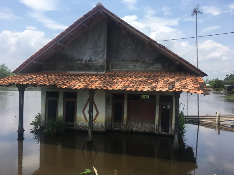 Rumah terendam rob di Pekalongan