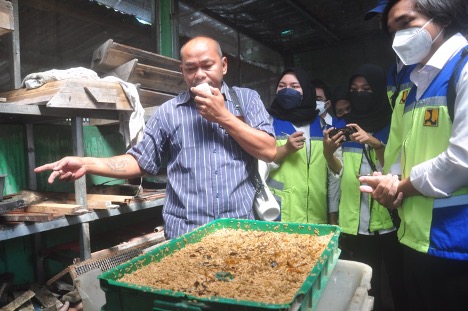 Sasminto, Ketua Kelompok Penerima dan Pemanfaat (KPP) TPS3R Pedalangan menjelaskan budidaya maggot di biopond saat kunjungan studi mahasiswa Politeknik Pekerjaan Umum.