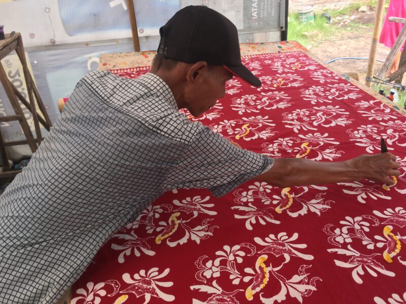 Lukni Maulana coloring batik in his home Karangjompo Pekalongan