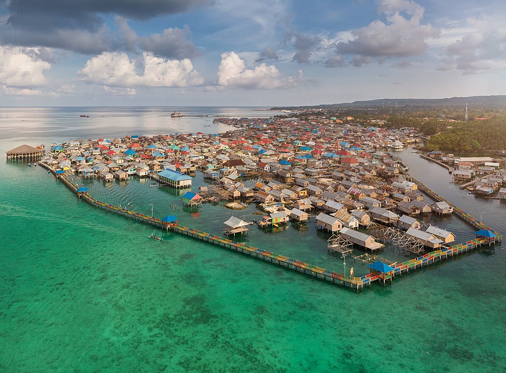 Desa treapung Suku Bajo di Pulau Wangi-Wangi.