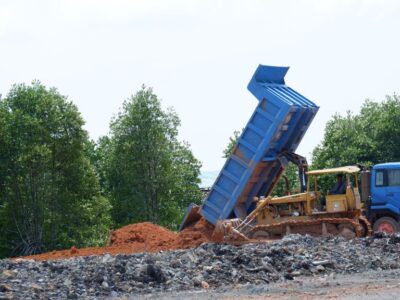 Truk timbun mangrove di pesisir Pulau Batam