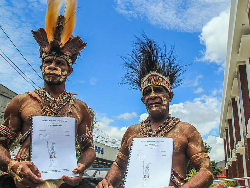 Pegiat lingkungan hidup asli Papua dari Suku Awyu Hendrikus ‘Franky’ Woro (kiri) dan Kasimilus Awe (kanan), mengajukan gugatan lingkungan hidup dan perubahan iklim ke Pengadilan Tata Usaha Negara (PTUN) Jayapura. Gugatan ini menyangkut izin lingkungan yang diterbitkan Dinas Penanaman Modal dan Pelayanan Terpadu Satu Pintu Provinsi Papua kepada perusahaan kelapa sawit PT Indo Asiana Lestari (PT IAL). (Gusti Tanati/Greenpeace)