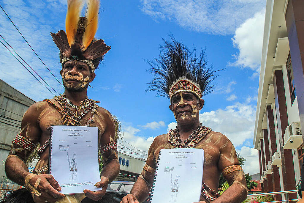 Pegiat lingkungan hidup asli Papua dari Suku Awyu Hendrikus ‘Franky’ Woro (kiri) dan Kasimilus Awe (kanan), mengajukan gugatan lingkungan hidup dan perubahan iklim ke Pengadilan Tata Usaha Negara (PTUN) Jayapura. Gugatan ini menyangkut izin lingkungan yang diterbitkan Dinas Penanaman Modal dan Pelayanan Terpadu Satu Pintu Provinsi Papua kepada perusahaan kelapa sawit PT Indo Asiana Lestari (PT IAL). (Gusti Tanati/Greenpeace)