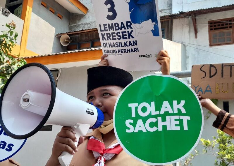 Aksi murid SDIT YAA BUNAYYA, Gresik, Jawa Timur, menolak kemasan plastik sekali pakai. (Foto: AZWI)